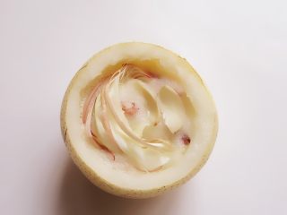 9、自制昙花蒸梨止咳露,将昙花、百合放入梨盅内,如果是整粒冰糖,也可以这时候放入