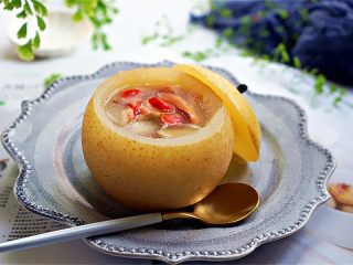 12、自制昙花蒸梨止咳露,趁热服用,汤汁饮完,将蒸熟的梨肉和昙花肉也食之