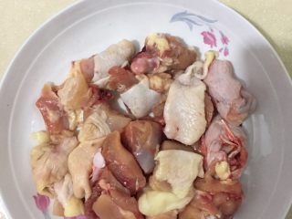 1、大盘鸡,鸡腿肉洗净剁块。