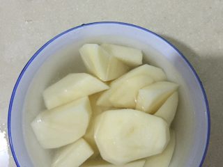 2、大盘鸡,土豆切块，泡清水里备用。