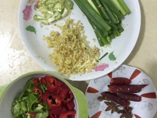 3、大盘鸡,青椒切块，姜蒜切末，葱切段，准备八角、干辣椒、盐、糖等。