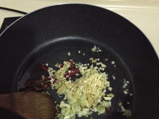 4、大盘鸡,锅中放油，油热后放八角、干辣椒、葱姜蒜爆香。