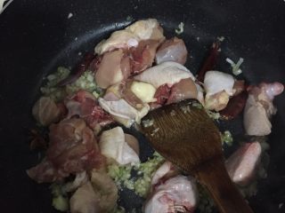 5、大盘鸡,放入糖翻炒至起沫后，倒入鸡块翻炒。