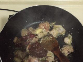 6、大盘鸡,炒至鸡肉微微变棕色，加入豆瓣酱、盐、料酒、老抽继续翻炒。