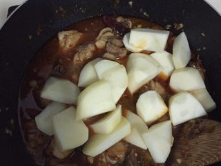 7、大盘鸡,翻炒2分钟，加300ml的水和土豆煮开，调中火炖30分钟。