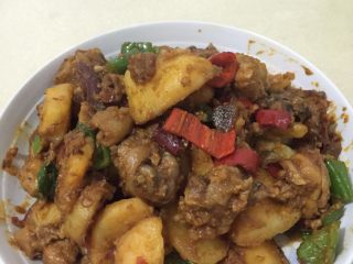 9、大盘鸡,装盘即可。