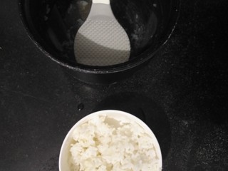 1、微波炉超快手万能黄油鸡蛋饭,剩饭放能放进微波炉的碗里