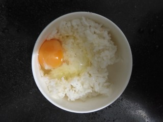 3、微波炉超快手万能黄油鸡蛋饭,果断一啪