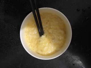 4、微波炉超快手万能黄油鸡蛋饭,拌！匀！