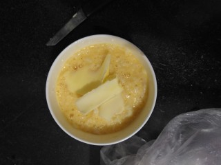 6、微波炉超快手万能黄油鸡蛋饭,如图