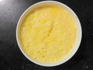 8、微波炉超快手万能黄油鸡蛋饭,1分半后的成品