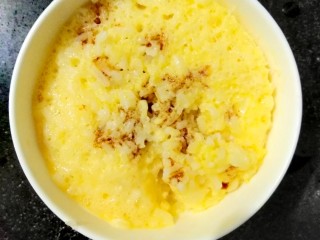 11、微波炉超快手万能黄油鸡蛋饭,按自己的口味加酱油 最好不要放太多 有条件可以试试跟生抽不太一样的日式酱油 甜口 那就是深夜食堂里的版本