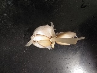 14、微波炉超快手万能黄油鸡蛋饭,万能公式之喜欢蒜味的朋友不能错过黄油蒜香鸡蛋饭 蒜切碎跟黄油混合一起放微波炉10～20s 然后倒在鸡蛋与剩饭的混合物上 做法同上