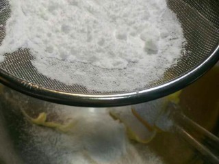 2、阿拉棒,糖粉过筛到黄油里面，（黄油室温软化）
