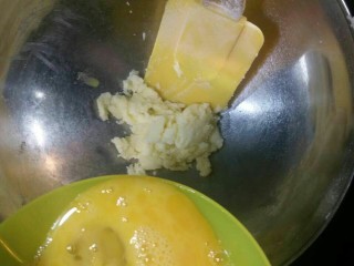 4、阿拉棒,鸡蛋打撒，第一次加入，搅拌均匀