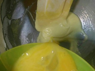 5、阿拉棒,充分搅拌至无蛋液的状态，在加入第二次鸡蛋液，