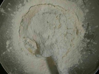 7、阿拉棒,搅拌好的蛋液，面粉过筛到盆中。