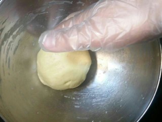 9、阿拉棒,然后带上手套，和成面团。