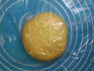 10、阿拉棒,放在案板，上面盖保鲜袋，（保鲜膜）松弛30分钟。