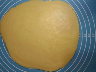 11、阿拉棒,松弛好的面团，擀成厚0.5厘米饼状。