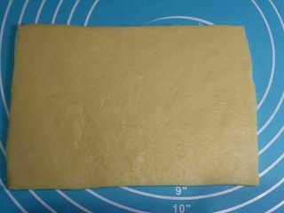 12、阿拉棒,用刀切除边角料，（切下的边角料和成面团继续擀压成面饼，切条搓麻花）