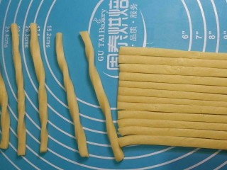 14、阿拉棒,上下搓成麻花的状态。