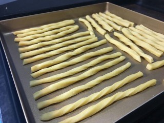 15、阿拉棒,搓好的阿拉棒条放在烤盘上。烤箱提前预热10分钟，170℃上下火，中层，15-20分钟。