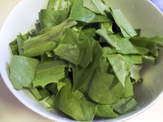 1、肉末油麦菜,油麦菜洗净，切段备用
