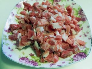 2、肉末油麦菜,梅花肉切丁