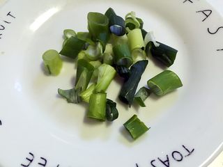 3、肉末油麦菜,大葱切碎