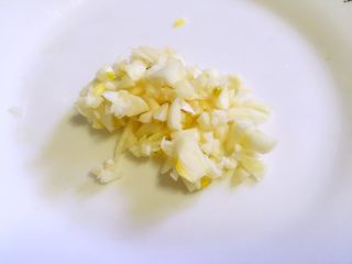 4、肉末油麦菜,大蒜切末