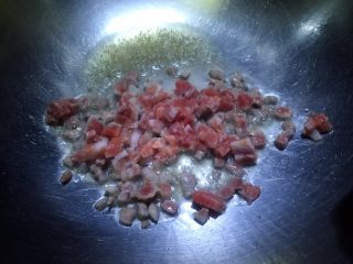 6、肉末油麦菜,锅内放油烧至五成热，放入肉丁翻炒至变色