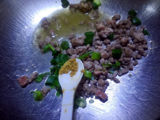 7、肉末油麦菜,放入大葱碎和五香粉