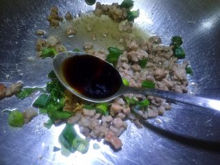 8、肉末油麦菜,倒入生抽翻炒均匀