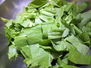 9、肉末油麦菜,放入油麦菜炒半分钟