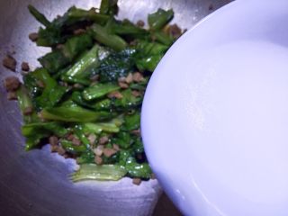 11、肉末油麦菜,翻炒几下后勾芡熄火