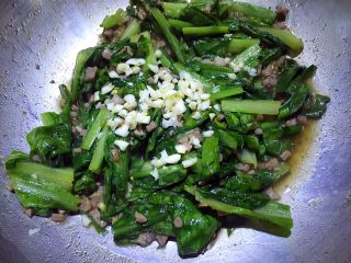 12、肉末油麦菜,撒蒜末出锅