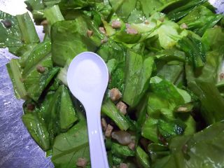 10、肉末油麦菜,放盐调味