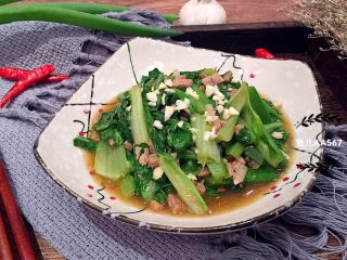 13、肉末油麦菜,装盘食用