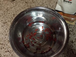 8、强心益气，滋补美容的银耳百合枸杞汤,枸杞，冲泡下，大概2分钟，就可以了；