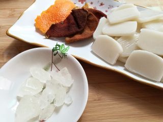 1、#家常菜大比拼#陈皮炒年糕,年糕泡一下水，陈皮和橘皮清洗干净，冰糖按照自己喜欢的甜度准备。