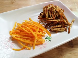 2、#家常菜大比拼#陈皮炒年糕,两种皮都切成丝。