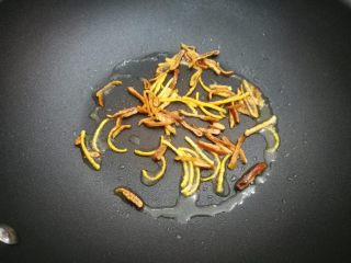 3、#家常菜大比拼#陈皮炒年糕,锅里放少许油，放入两皮炒出香味。