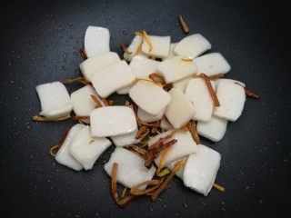 4、#家常菜大比拼#陈皮炒年糕,再放入年糕炒软，然后捞出。