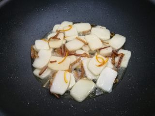 6、#家常菜大比拼#陈皮炒年糕,放入年糕，裹上糖汁就可以了。