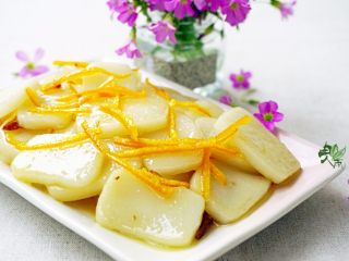 7、#家常菜大比拼#陈皮炒年糕,清香四溢。