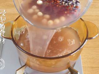 2、12m+腊八粥（宝宝辅食）,浸泡好的食材连泡米水一起放入锅中~