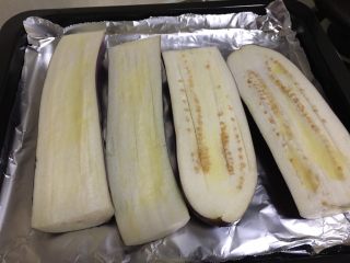 2、烤箱版烤茄子,烤盘上铺好锡纸，放上茄子，刷上花生油，烤箱200烤15分钟