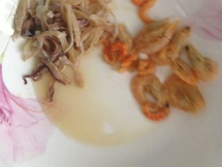 1、秘制温州特色海鲜炒粉干,墨鱼干须提前泡开,和虾干一起用少许酒浸会