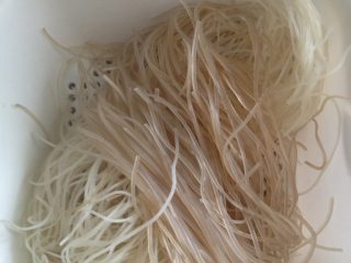 2、秘制温州特色海鲜炒粉干,粉干用水泡1分钟捞起沥水备用,不可久泡,姥姥是粉干都不泡的